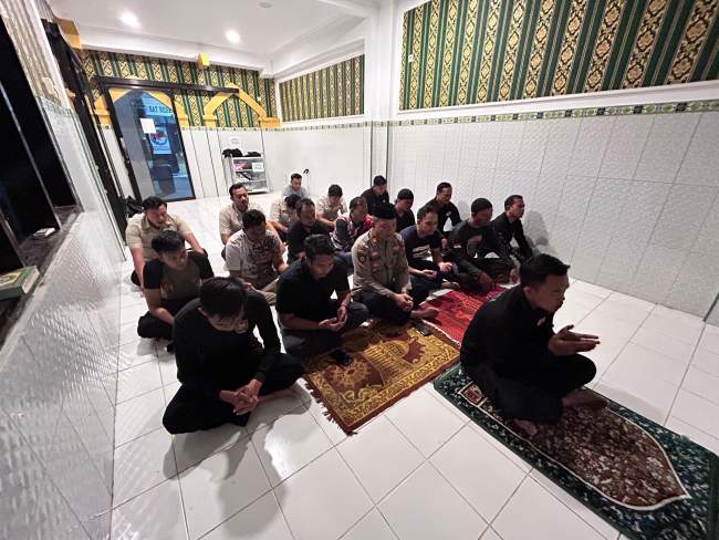 “Ratusan Ojol dan Polres Lumajang Gelar Sholat Gaib untuk Affan Kurniawan”