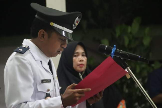 Kades Sumbersuko Moh.Taufik Lantik Tiga perangkat Desa Terpilih.