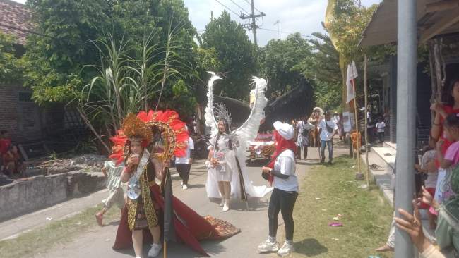 ADA FESTIVAL KARNAVAL DI DESA PLOSO GENUK KECAMATAN PERAK DALAM RANGKA PERAYAAN HUT RI KE 80