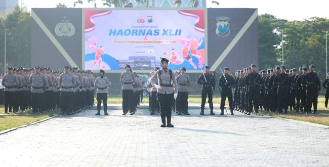 Anggota Sat Brimob Polda Jatim Terima Penghargaan KPLB dari Kapolri