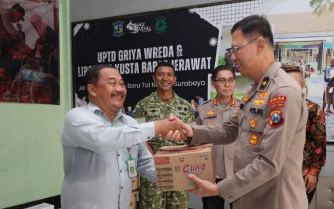 Polda Jatim Gelar Bakti Sosial Natal 2025, Salurkan Bantuan ke Masyarakat