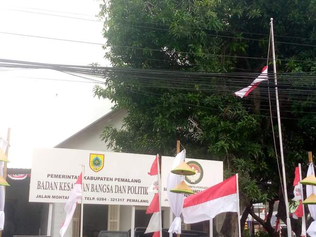 Terlihat Di Kantor Kesbangpol Bendera Setengah Tiang Terlupa, Staf Abaikan!!!