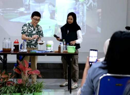 Bertema: Sehat Tubuh, Sehat Bumi. Bidang kesaksian Tim Kerja Gender dan Pemberdayaan Perempuan Gereja Katolik HTSPM Sempusari Jember, bersama Listika Mei Linasari, gelar Pelatihan Pembuatan Minuman Fermentasi serta Praktik memanen dan menggunakan Eco Enzyme