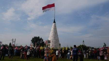 Tumpeng Tempe Raksasa di Desa Sedengan Mijen Krian, Meriahkan Harjasda ke-167 Sidoarjo