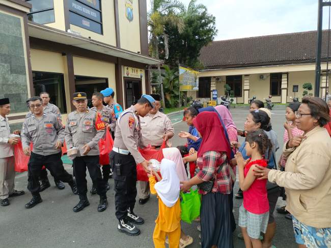 Polres Mojokerto Kota Bersama Warga Gagalkan Perang Sarung