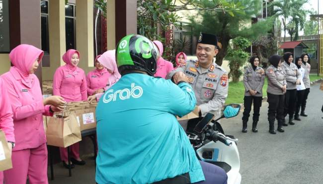 Berbagi Keceriaan Ramadhan, Polres Bangkalan dan Bhayangkari Bagikan Ratusan Takjil Kepada Pengguna Jalan