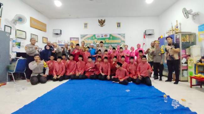Ramadan Penuh Berkah di Surabaya: Polsek Asemrowo Pererat Silaturahmi Lewat Takjil dan Santunan Anak Yatim