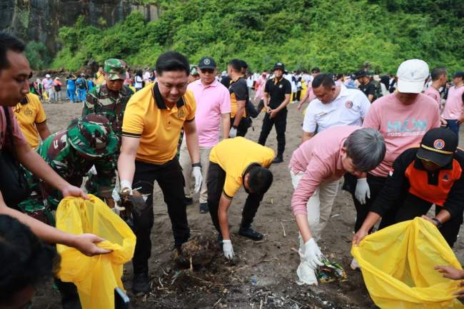 Polres Jember Laksanakan Gerakan Indonesia Asri Bersihkan Pantai Watu Ulo