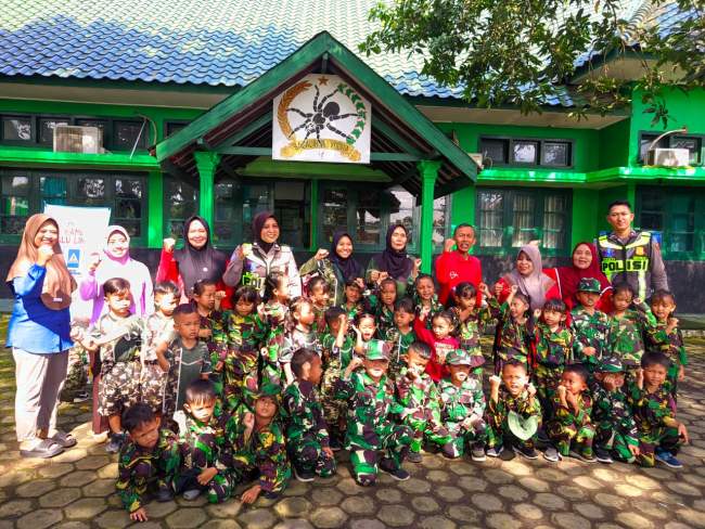 Polisi Sahabat Anak Edukasi Safety Riding di TK Kartika Lumajang