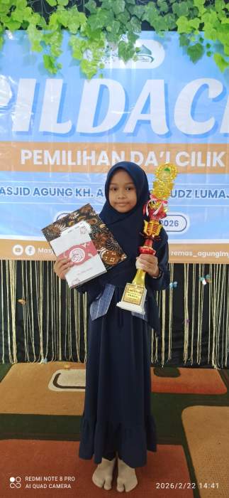 Santri Multitalenta MI Nuris Kota, Anindia Akrimna Ailova menjadi Juara 1 Lomba Pildacil se-kabupaten Lumajang.