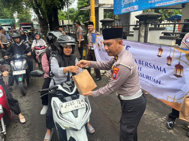 MENGHARAP BERKAH RAMADHAN SATLANTAS POLRES PASURUAN BAGI TAKJIL UNTUK MASYARAKAT