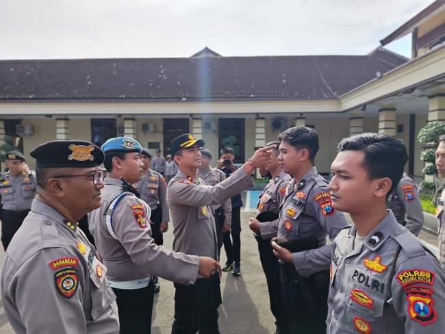 Pastikan Disiplin Anggota, Wakapolres Kediri Kota Pimpin Pemeriksaan Gaktibplin