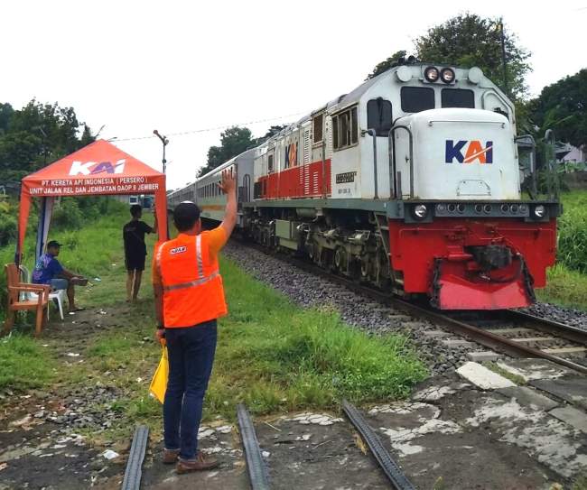 Jelang Lebaran, Puluhan Petugas Disiagakan di Perlintasan Kereta Tanpa Palang Pintu di Banyuwangi