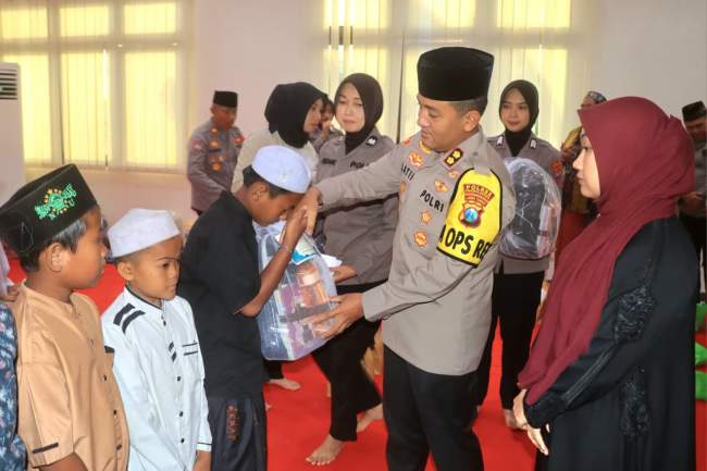 Di bulan suci ramadan polres Probolinggo gelar buka puasa bersama anak yatim dan kaum dua fa