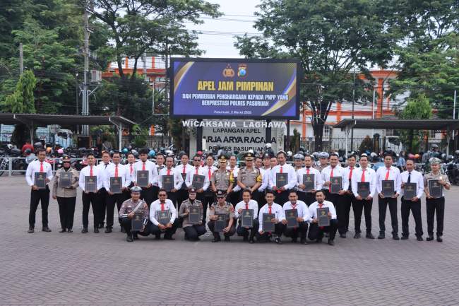 Kapolres Pasuruan Pimpin Apel dan Berikan Penghargaan kepada 38 Personel Berprestasi