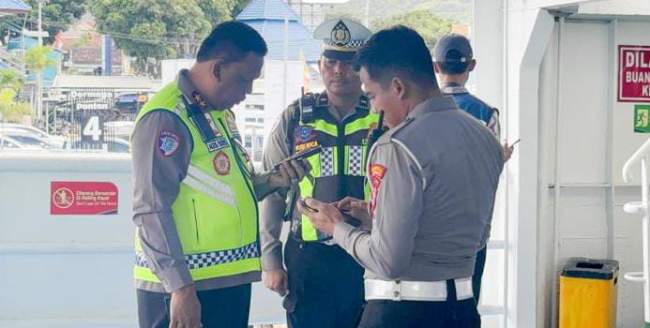 Wakasatlantas Polresta Banyuwangi Dampingi Kakorlantas Polri Tinjau Arus Mudik di ASDP Ketapang dalam Operasi Ketupat Semeru 2026