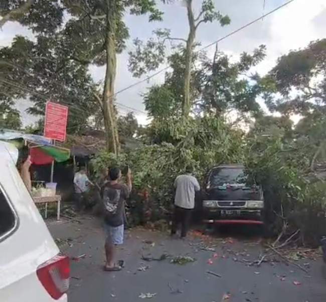 Fenomema Alam Angin Puting Beliung,Terjang Beberapa Wilayah di Kota Cimahi