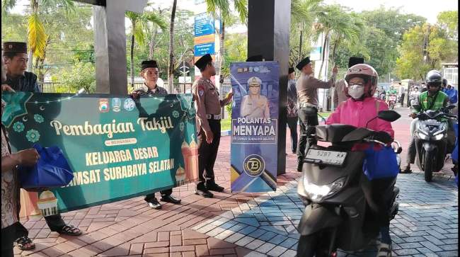 Samsat Surabaya Selatan Berbagi Berkah Ramadhan, Bagikan Takjil dan Santuni Anak Yatim