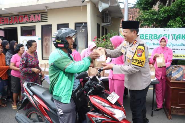 Berbagi Berkah Ramadan, Kapolres Mojokerto Kota Bersama Ketua Bhayangkari Bagikan Takjil untuk Masyarakat