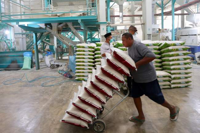 Pantau Harga dan Ketersediaan Bahan Pokok, Wabup Mujiono Sidak Pasar dan Pabrik Penggilingan Beras