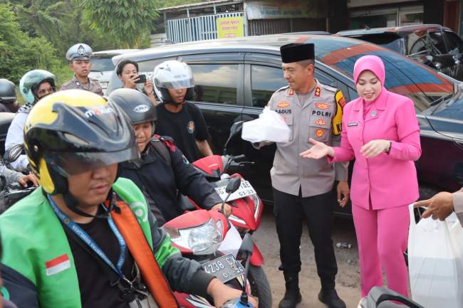Wujud Kepedulian dan Kebersamaan dengan Masyarakat, Polres Ogan Ilir Bersama Bhayangkari Bagikan Takjil