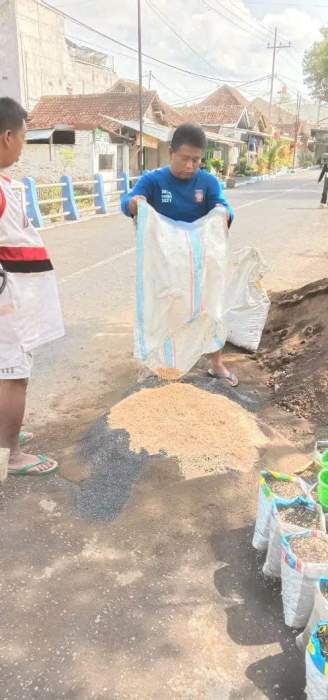 Ketua RW 11 Eko Santoso Kumpulkan Sampah Plastik melalui Bank Sampah untuk Kepentingan Warga