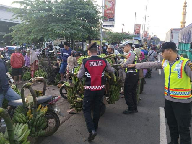 Personel Gabungan Operasi Ketupat Semeru 2026 Atur Lalu Lintas di Pasar Wates Wetan Ranuyoso
