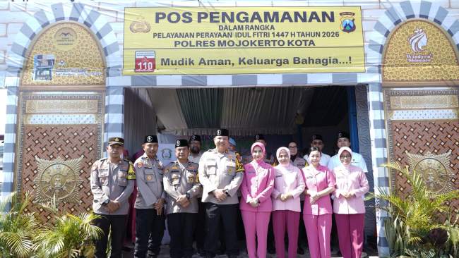 Berikan Dukungan dan Motivasi, Kapolres dan Ketua Bhayangkari Cabang Mojokerto Kota Kunjungi Pos Pelayanan Mudik Lebaran