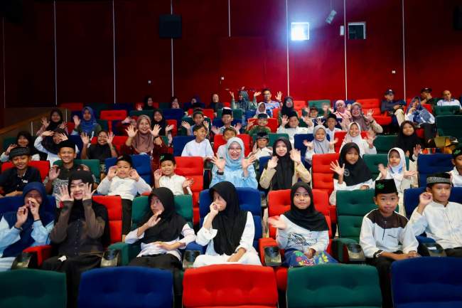 Momen Bupati Ipuk Nobar Film Na Willa Bersama Puluhan Anak Yatim Banyuwangi