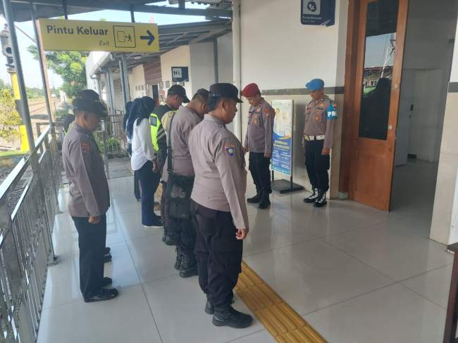 Terpantau Stasiun Bangil Masih Lengang, Polisi Polres Pasuruan Tetap Siaga