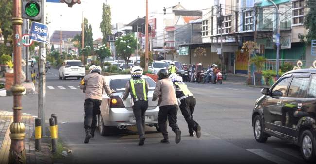 Aksi Heroik Kapolres Mojokerto Kota Dorong Mobil Pemudik Mogok