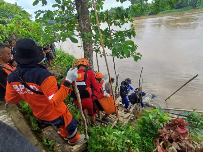 Tim Gabungan Polres Ogan Ilir dan Polres OKI Bersama Unsur Terkait Bergerak Cepat, Mayat Pria Pengemudi Speedboat Ditemukan di Sungai Ogan