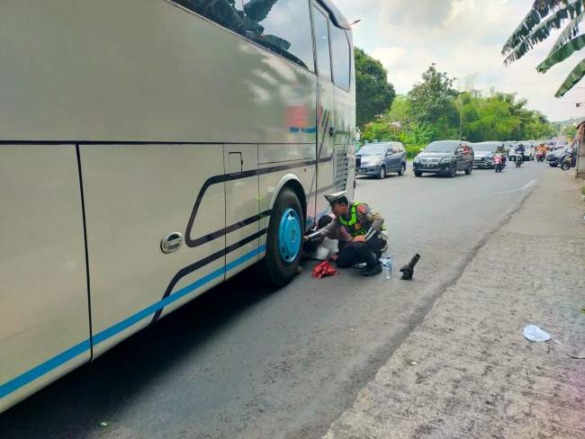 Satlantas Polres Lumajang Sigap Bantu Bus Mogok di Tanjakan Klakah, Arus Mudik Tetap Lancar