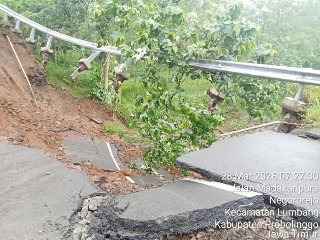 Jalan akses wisata Madakaripura putus kenak bencana longsor ahirirnya gak bisa dilewati