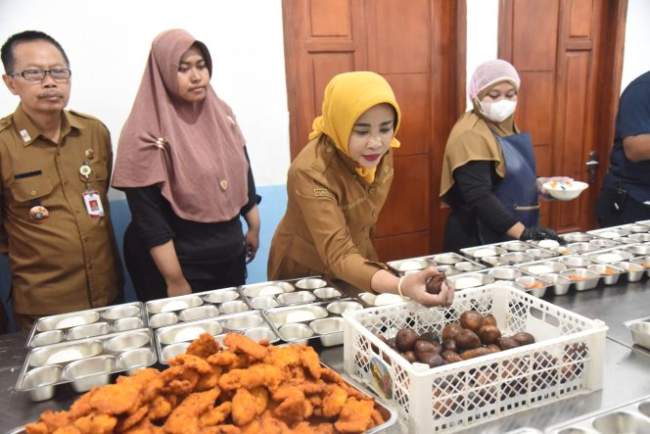 Wakil Bupati Sidoarjo Mimik Idayana Sidak SPPG Kepuh Kemiri Tulangan
