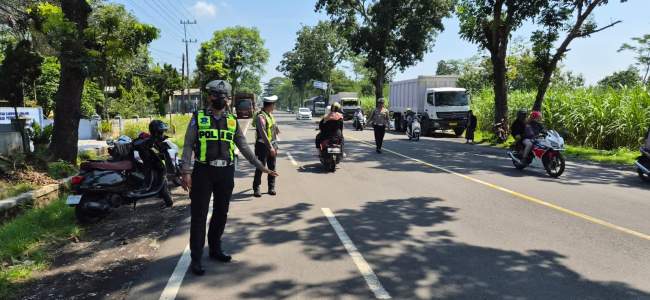 Satlantas Polres Lumajang Pantau Jalur Utara, Arus Lalu Lintas Terpantau Lancar
