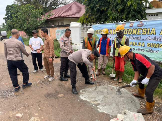 Polres Ogan Ilir Dukung Program Belida Polda Sumsel, Bersihkan Lingkungan dan Timbun Jalan Berlobang di Desa Permata Baru