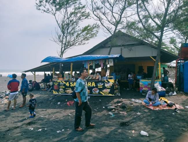 Lebaran Ketupat: Lokasi Pantai Bambang di Lumajang Dibanjiri Wisatawan