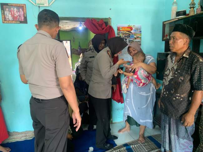 Polres Pasuruan Takziah dan Berikan santunan untuk Korban Laka di Perlintasan Kereta