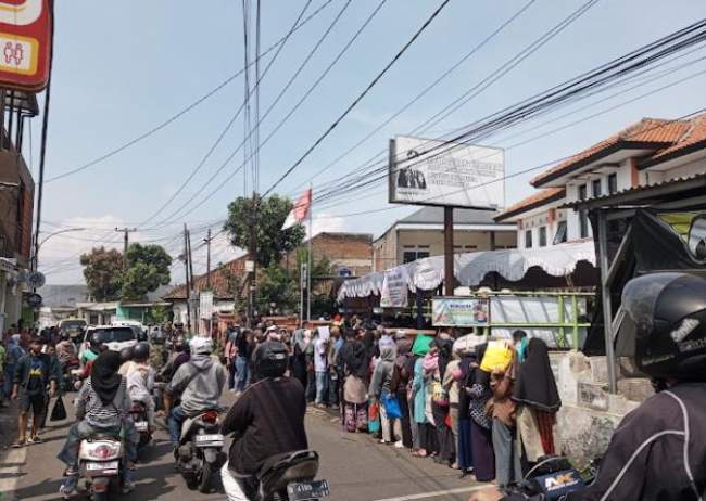 Antrean Mengular di Cipageran, Beras dan Minyak Jadi Rebutan Dalam Program Bantuan Pangan