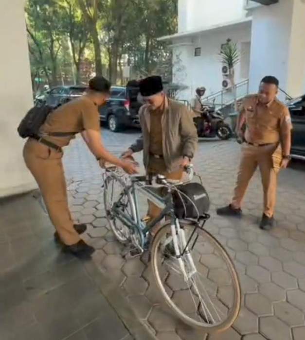 Implementasi Program Listrifikasi dan Penghijauan,Wakil Walikota Cimahi Bersepeda Menuju Kantor
