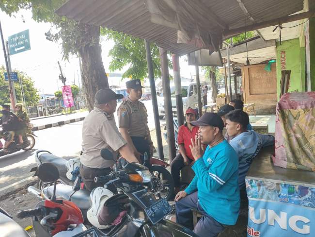 Sat Binmas Polres Lumajang Berikan Himbauan kepada Ojek Pangkalan di Terminal Wonorejo