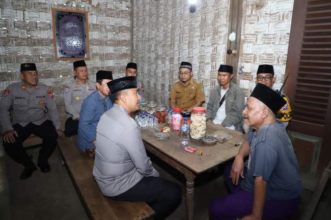 Kapolres Kediri bersama Ketua Himasal Kediri Raya Silaturahmi ke Salah Satu Ponpes Tertua di Kediri, Ponpes Mahir Arriyadl