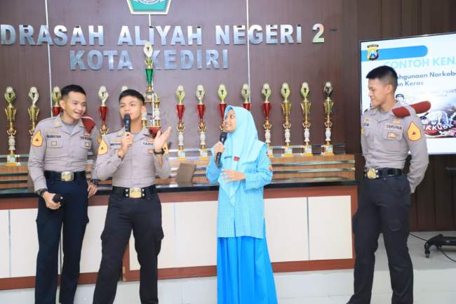 Taruna AKPOL Angkatan 58 Berikan Penyuluhan Kenakalan Remaja dan Motivasi Belajar di SMAN 8 dan MAN 2 Kota Kediri