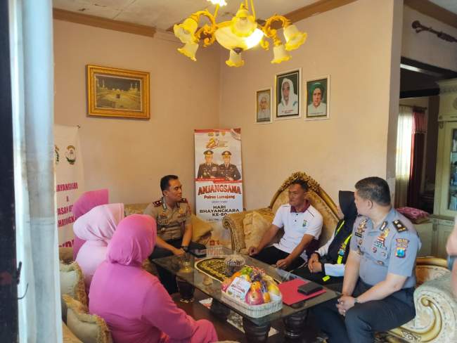 Wakapolres Lumajang Anjangsana ke Anggota dan Purnawirawan Polri yang Sakit, Wujud Kepedulian di Hari Bhayangkara ke-80