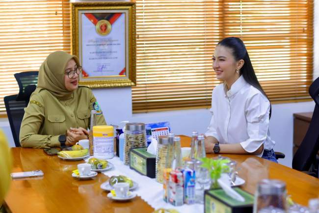 Jelajahi Banyuwangi, Raline Shah Kagumi Tata Kelola Pemeritahan Bupati Ipuk