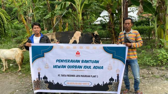 Pererat Silaturahmi, PT Tirta Fresindo Jaya Pasuruan 3 Salurkan Bantuan Hewan Qurban untuk Desa Kurung