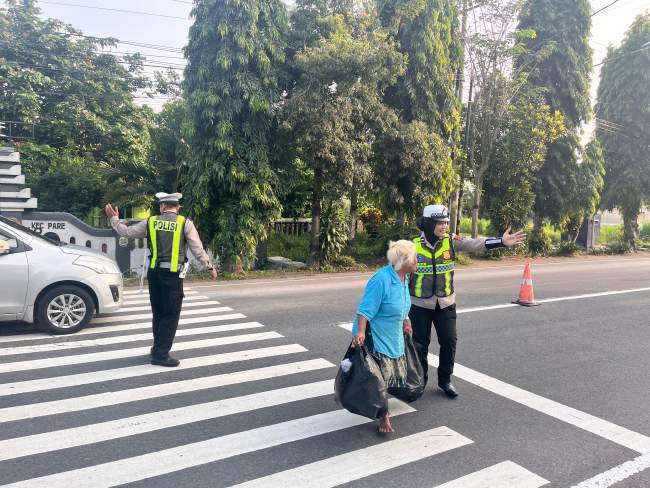 Sapa Pagi Polisi Kediri Hadir di Titik Rawan untuk Kawal Aktivitas masyarakat