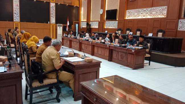 Kasat Pol PP Kota Probolinggo Paparkan Strategi Penertiban Humanis Dan Penataan PKL dalam Pembahasan KUA-PPAS 2027