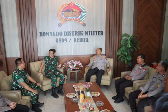 Kapolres Kediri Serahkan Penghargaan kepada Dandim 0809/Kediri, Wujud Sinergisitas TNI-Polri di Kediri